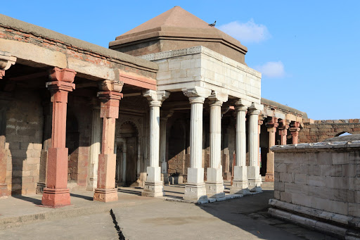 About 6 km west of Qutab Minar in Delhi, there lies a tomb called Sultan Ghari which is believed to be the final resting place of Prince Nasir’ud-Din Mahmud, the uncrowned eldest son of Sultan Shamsuddin Iltutmish of the Slave Dynasty built in 1231 AD.  It was the first Islamic Mausoleum built in India.  